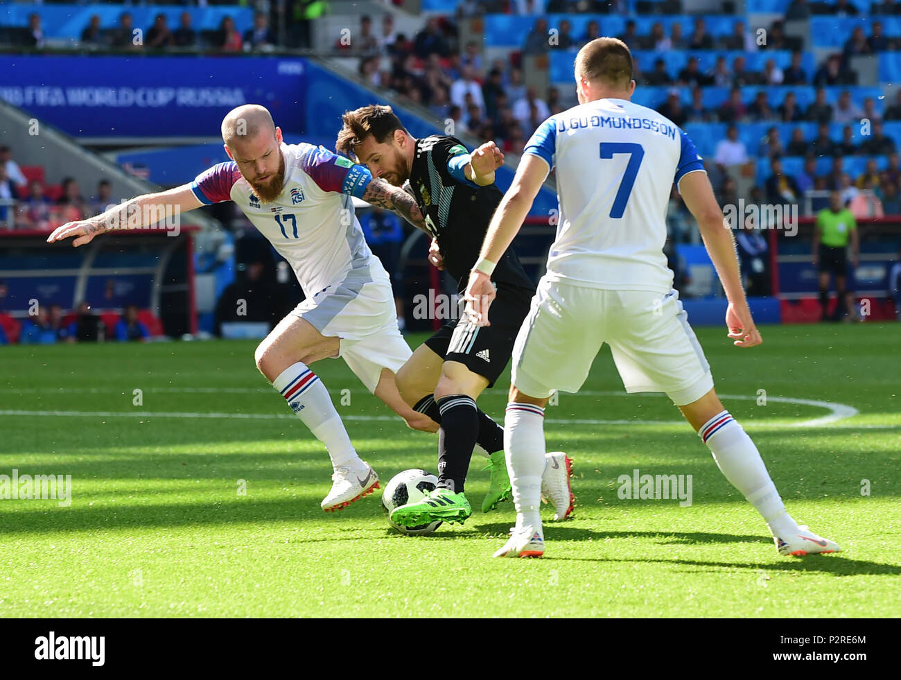 Moscou, Russie. 16 Juin, 2018. Lionel Messi (C) de l'Argentine le dispute à Aron Gunnarsson (L) de l'Islande pendant un groupe d match entre l'Argentine et l'Islande à la Coupe du Monde de 2018 à Moscou, Russie, le 16 juin 2018. Crédit : Du Yu/Xinhua/Alamy Live News Banque D'Images