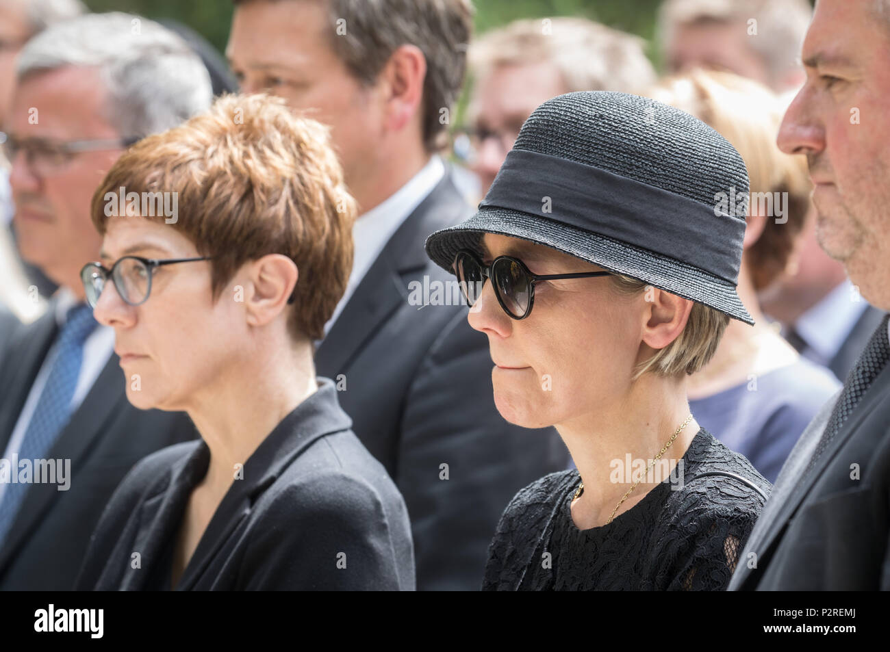 16 juin 2018, l'Allemagne, Speyer : Anette Kramp-Karrembauer (L), secrétaire général de l'Union chrétienne-démocrate. et Kohl's widow Maike Kohl-Richter (R) à pied de la tombe de l'ancien Chancelier allemand (1982-1998). Helmut Kohl est décédée le 16 juin 2017 à l'âge de 97 ans dans sa maison à Ludwigshafen. Photo : Frank Rumpenhorst/dpa Banque D'Images