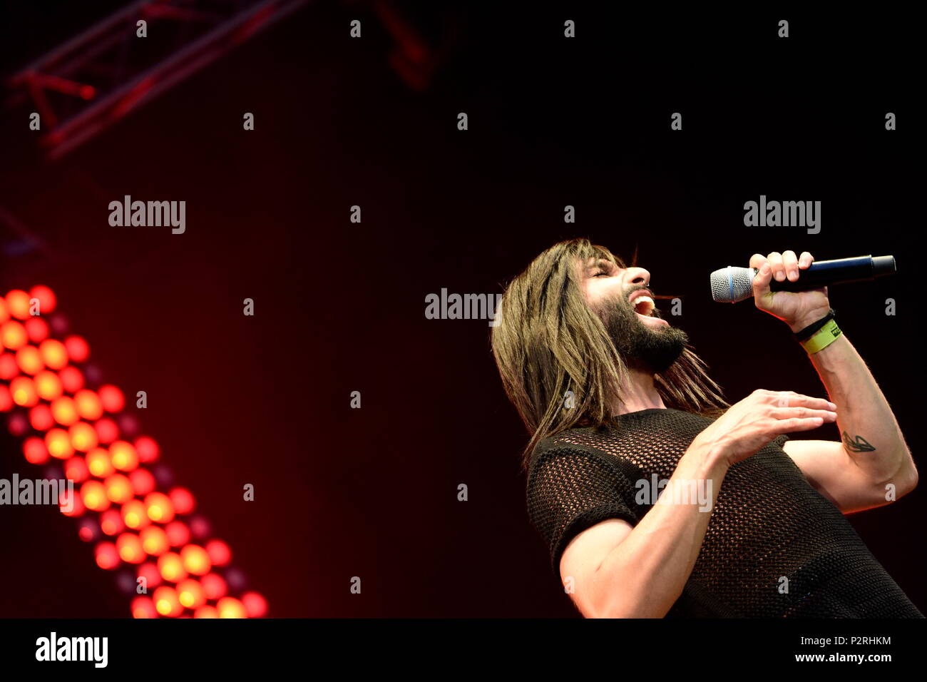 Vienne, Autriche. 16 juin 2018. À 16 juin 2018, la parade arc-en-ciel aura lieu pour 23rd fois sur le périphérique de Vienne. La photo montre Conchita Wurst lors du dernier rassemblement sur la place de l'hôtel de ville de Vienne. Credit: Franz PERC / Alamy Live News Banque D'Images