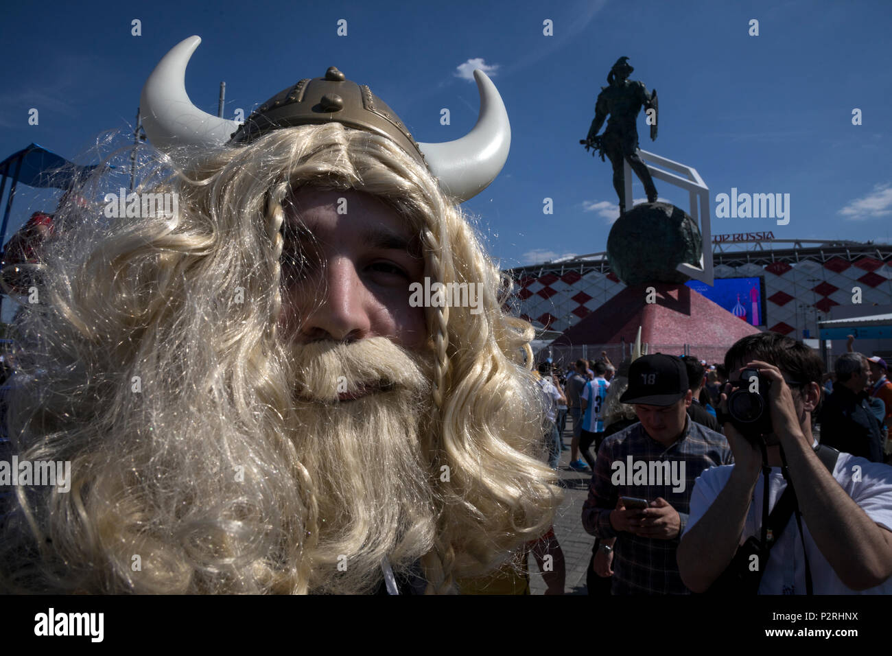 Moscou, Russie. 16 Juin, 2018. Un ventilateur avant que commence la coupe du monde 2018 Groupe d match de la Russie entre l'Argentine et l'Islande au Spartak Stadium de Moscou, Russie Crédit : Nikolay Vinokourov/Alamy Live News Banque D'Images