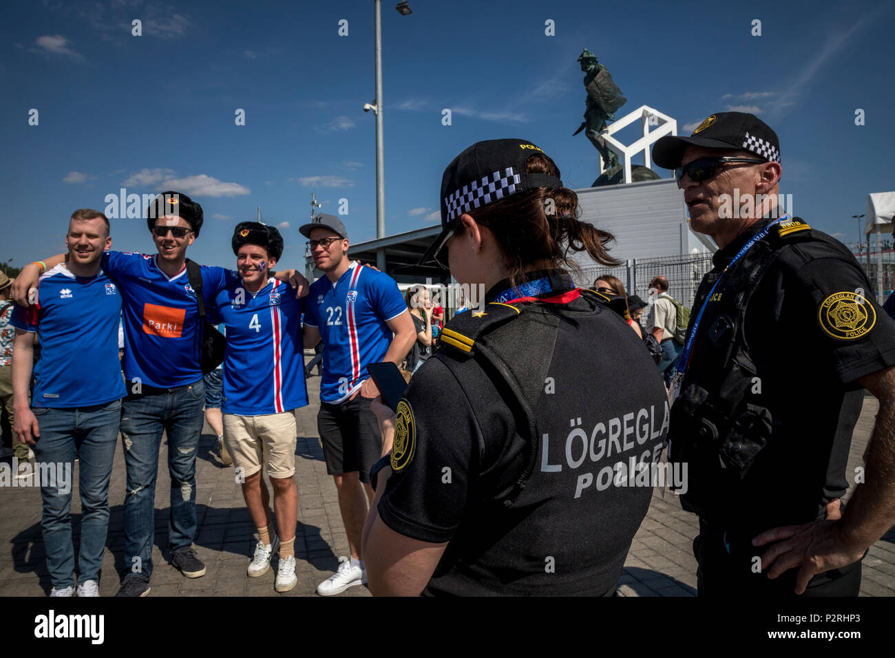 Moscou, Russie. 16 Juin, 2018. Des fans de l'Islande et de la police avant de commencer la coupe du monde 2018 Groupe d match de la Russie entre l'Argentine et l'Islande au Spartak Stadium de Moscou, Russie Crédit : Nikolay Vinokourov/Alamy Live News Banque D'Images