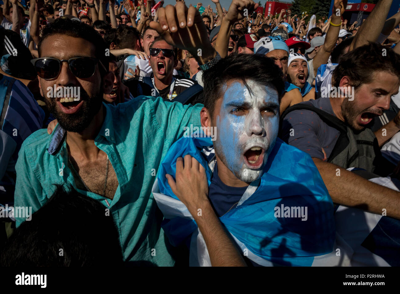 Moscou, Russie. 16 Juin, 2018. Des fans de l'Argentine sont heureux avec l'objectif pendant la Coupe du Monde 2018 Groupe d match de la Russie entre l'Argentine et l'Islande à la fan zone à Moscou, Russie Crédit : Nikolay Vinokourov/Alamy Live News Banque D'Images