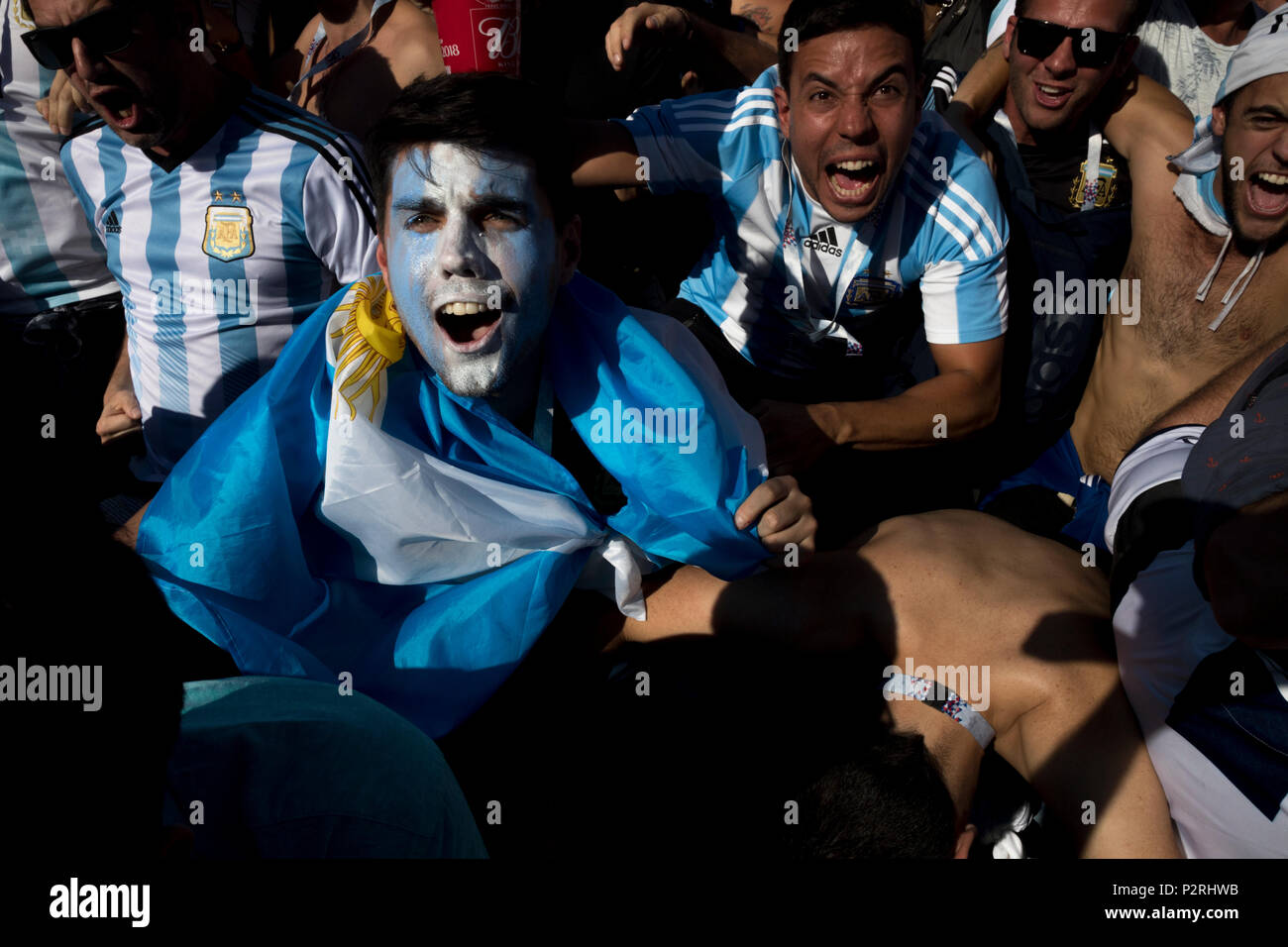 Moscou, Russie. 16 Juin, 2018. Des fans de l'Argentine sont heureux avec l'objectif pendant la Coupe du Monde 2018 Groupe d match de la Russie entre l'Argentine et l'Islande à la fan zone à Moscou, Russie Crédit : Nikolay Vinokourov/Alamy Live News Banque D'Images