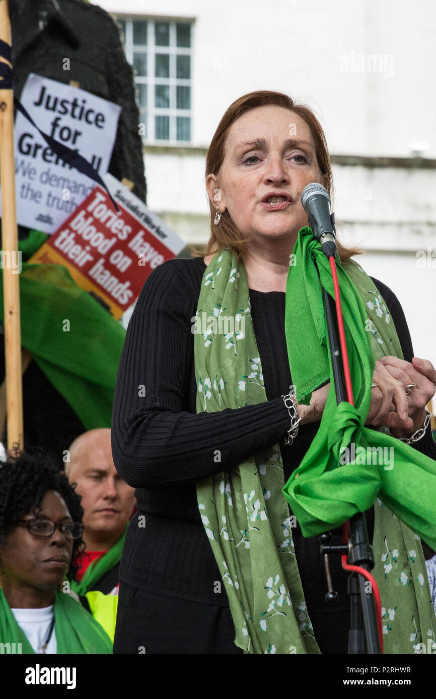 Londres, Royaume-Uni. 16 Juin, 2018. Emma Dent Coad, travail MP pour Kensington, traite de la Justice pour Grenfell rassemblement de solidarité à l'extérieur de Downing Street, deux jours après le premier anniversaire de l'incendie de la tour de Grenfell au cours de laquelle 72 personnes sont mortes et plus de 70 blessés. Banque D'Images