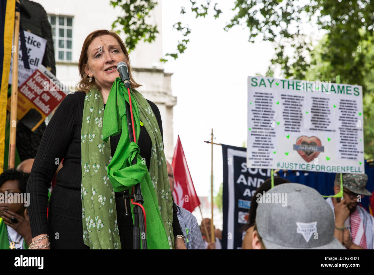 Londres, Royaume-Uni. 16 Juin, 2018. Emma Dent Coad, travail MP pour Kensington, traite de la Justice pour Grenfell rassemblement de solidarité à l'extérieur de Downing Street, deux jours après le premier anniversaire de l'incendie de la tour de Grenfell au cours de laquelle 72 personnes sont mortes et plus de 70 blessés. Banque D'Images