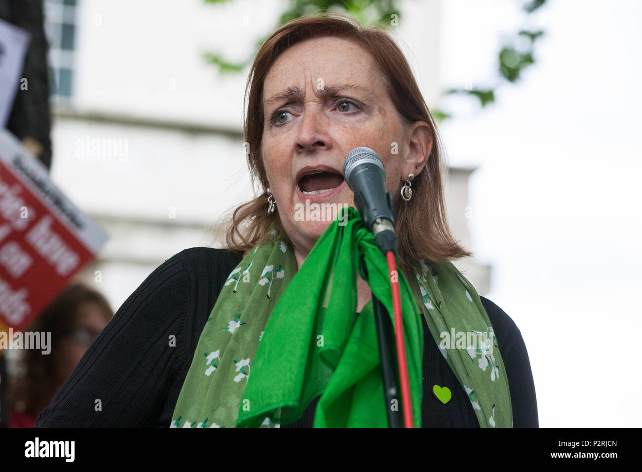 Londres, Royaume-Uni. 16 Juin, 2018. Emma Dent Coad, travail MP pour Kensington, traite de la Justice pour Grenfell rassemblement de solidarité à l'extérieur de Downing Street, deux jours après le premier anniversaire de l'incendie de la tour de Grenfell au cours de laquelle 72 personnes sont mortes et plus de 70 blessés. Banque D'Images