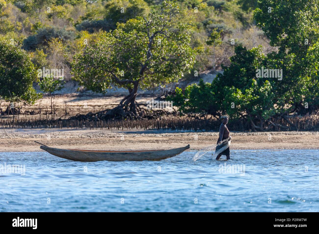 Madagascar, région de Menabe, Belo sur Mer, le Canal de Mozambique, femme tirant un filet de pêche sur une plage Banque D'Images