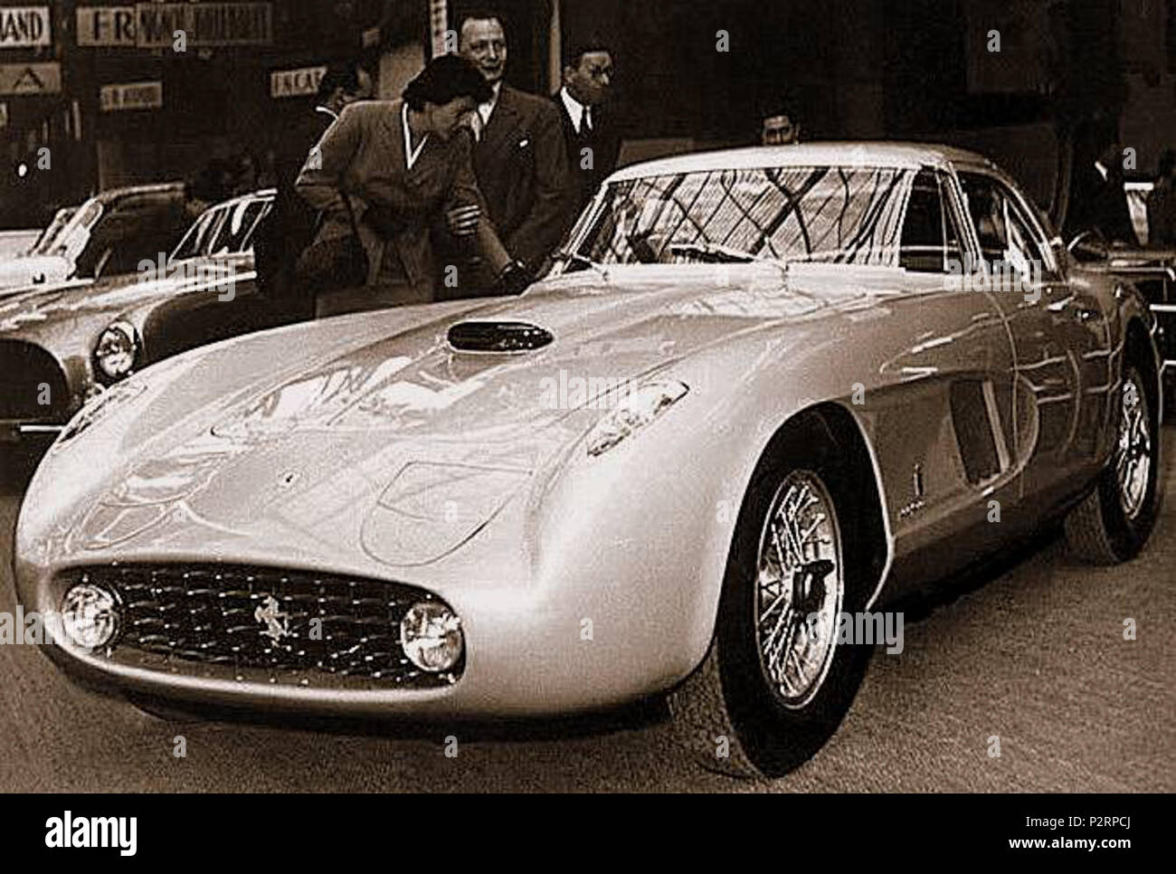 . Anglais : Ferrari 375 mm et Ingrid Bergman et son mari Robert Rossellini à sa droite. En 1954, Carrozzeria Pinin Farina a été commandé par réalisateur Roberto Rossellini pour construire une version de la 375 MM avec carrosserie personnalisée pour son épouse, l'actrice Ingrid Bergman. La couleur choisie pour le véhicule n'était pas disponible avec d'autres Ferrari. Il a été plus tard mis à disposition pour l'ensemble de la production Ferrari sous le nom de "Grigio Ingrid." [1] a également exposé au Salon de Paris de 1954.[2]. 2 avril 2016, 13:25:22. Photographe inconnu 3 375MM-IngridBergman Banque D'Images