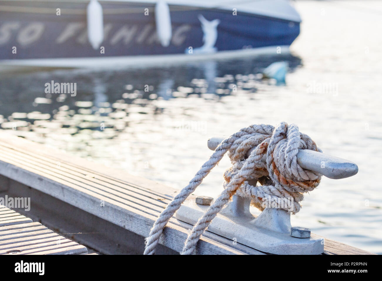 Marina bitt à attacher des cordes d'amarrage Banque D'Images