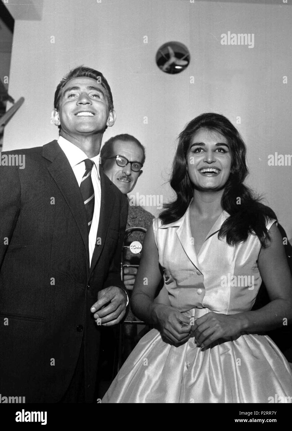 . Anglais : chanteuse franco-italienne Dalida (à droite) avec l'acteur italien Walter Chiari English : La chanteuse franco-italienne Dalida avec l'acteur italien Walter Chiari Italiano : La cantante italo-francese Dalida con Walter Chiari . 1960. 21 Dalida Olycom Olycom Walter Chiari 1965 Banque D'Images