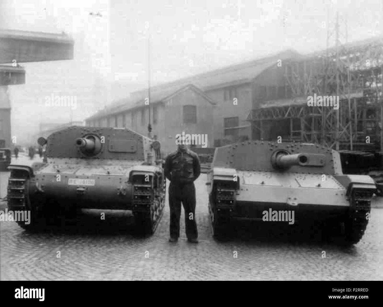 . Anglais : WW2 canon automoteur italien comparaison Italiano : Semovente 75/18 M42M (a sinistra) a fianco del e prototipo del futuro M42L (a destra) pve rinominato Semovente M43 da 105/25 Frecce Tricolori Ansaldo di Genova . 1 février 1943. Foto Archivio Ansaldo 51 M43- m42 Banque D'Images