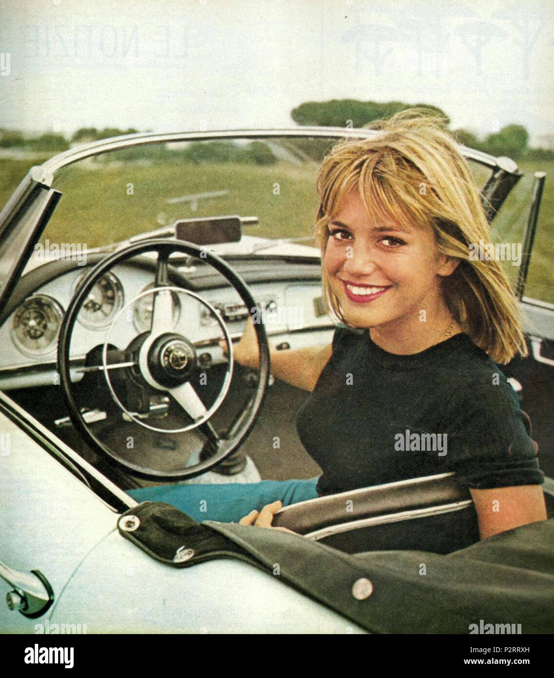 . L'actrice et chanteuse franco-italienne Catherine Spaak en 1962, à l'intérieur d'une Alfa Romeo Giulietta Spider. vers 1962. Inconnu 17 Catherine Spaak, 1962 Banque D'Images