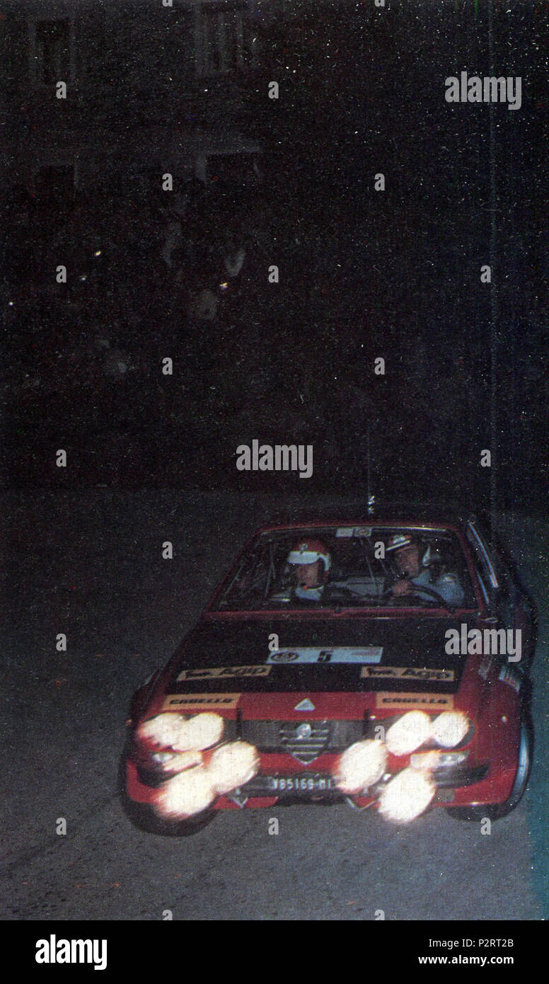 . Pilote de rallye italien Amilcare Ballestrieri et son co-pilote Enrico Gigli sur une Alfa Romeo Alfetta GT (Groupe 2) à la 1975 Rallye San Martino di Castrozza (Trento, Italie). Entre 28 Août 1975 et 30 août 1975. Amilcare Ballestrieri ATTUALFOTO 6 - Alfa Romeo Alfetta GT (1975 Rallye San Martino di Castrozza) Banque D'Images