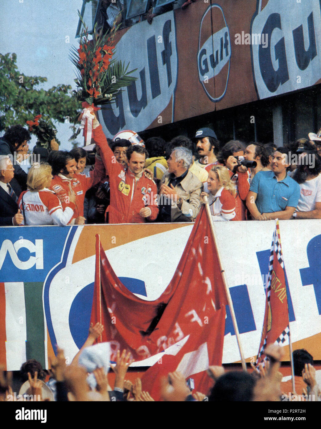. Italiano : Autodromo Nazionale Monza, 7 settembre 1975,. XLVI Gran Premio d'Italia. Grazie al terzo posto raggiunto une fine corsa, il pilota della Scuderia Ferrari, l'austriaco Niki Lauda, viene festeggiato sul podio quale nuovo Campione del mondo di la formule 1 ; alla sua destra, gli rende omaggio il campione uscente il brasiliano, Emerson Fittipaldi della McLaren, nell'occasione secondo sul podio. "Dopo il vincitore, è la volta sul podio di Monza dei protagonisti del Mondiale '75, il vincitore Lauda ed il campione uscente Fittipaldi. Les applaudissements per il neo-campione mondiale sono stati un poco Banque D'Images
