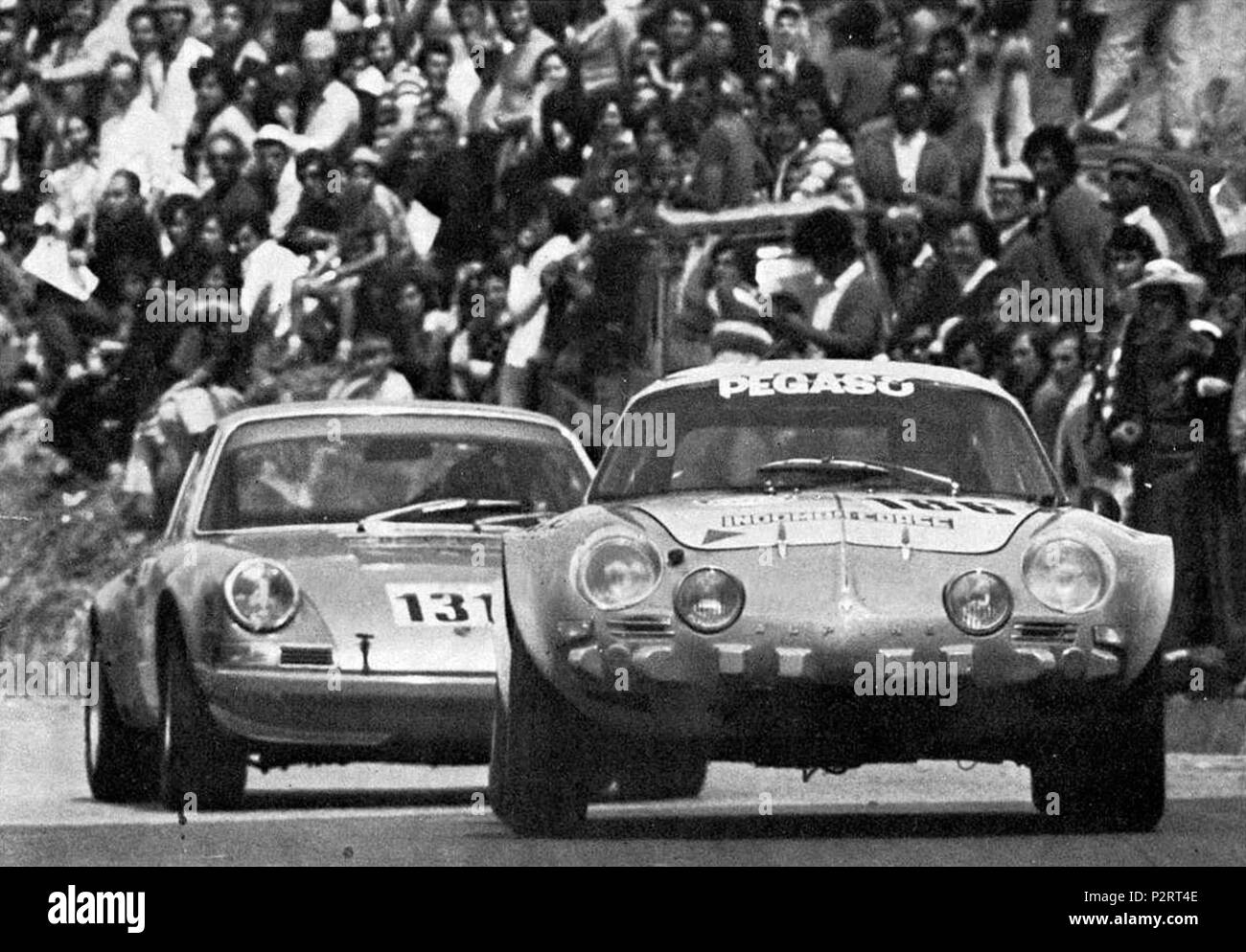 . Province de Palerme (Sicile, Italie), 'Piccolo Madonie' circuit routier, le 13 mai 1973. Pilote de course automobile italien Giuseppe Spatafora sur une Alpine-Renault A110 1.3 (GT 1.3) de la Scuderia Pegaso, Indomar liens sponsorisés Corse/Pegaso, précède une Porsche lors de la Targa Florio de 1973. 13 mai 1973. Inconnu 37 Giuseppe Spatafora - Alpine A110 (1973 Targa Florio) Banque D'Images