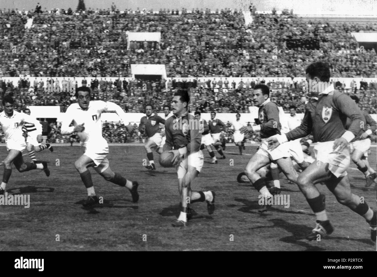 . 1954 finale de la Coupe européenne de Rugby entre la France et l'Italie dans le stade des 100 000 (maintenant Stadio Olimpico à Rome. La France a gagné le match 39-12. Dans cette photo français Roger Martine conserve la balle assisté par son teammmates Maurice Prat et Gérard Murillo. L'Italien Paolo Rosi (gauche) e Pietro Stivano tentent de bloquer l'attaque française. 24 avril 1954. Inconnu 1 1500 x 1000 Italia - Francia rugby 1954 Banque D'Images