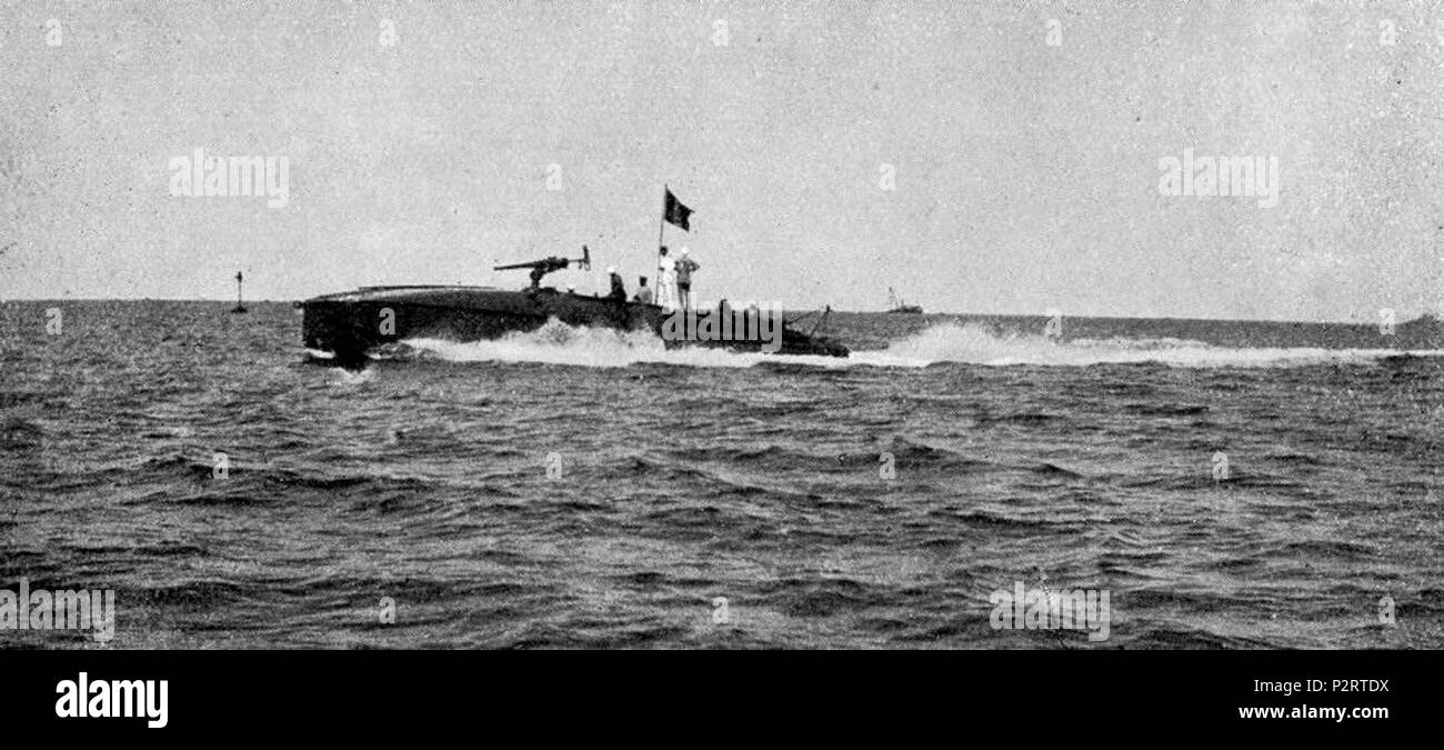 . Motoscafo armato Italiano : della regia marina nella prima guerra mondiale. Tratto da : La Lettura rivista mensile del Corriere della Sera del 1 gennaio 1917 ; Titolo dell'articolo : La caccia ai sommergibili ; pag.61 Descrizione originaria : Motoscafi pel dragaggio delle mine . 1917. Inconnu 1 1917 063 Bateau Banque D'Images