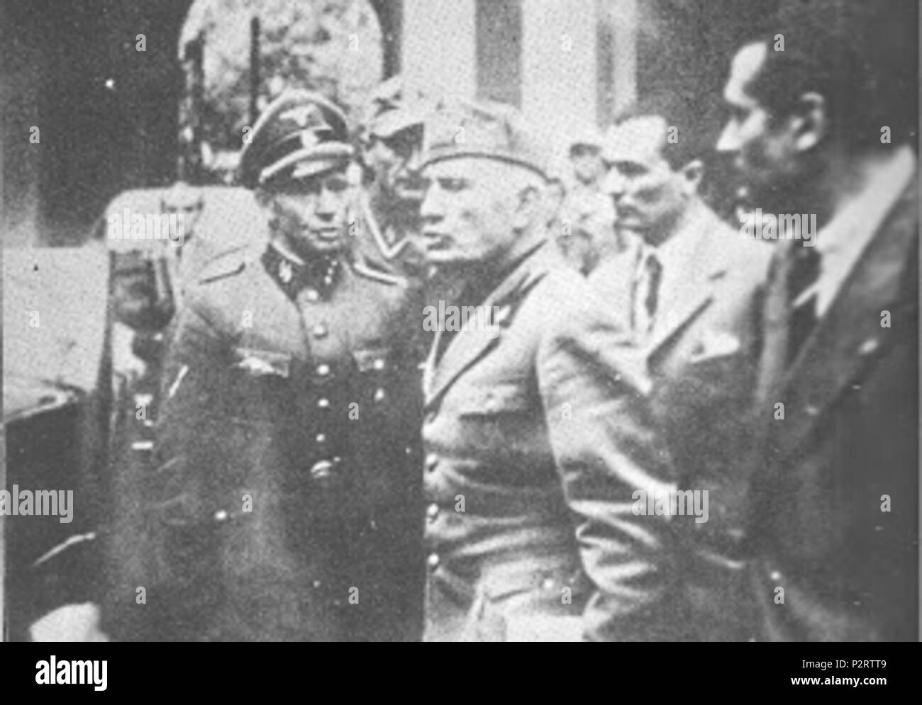 . Anglais : Benito Mussolini quittant la préfecture de Milan le 25 avril 1945. L'on croit être la dernière photo de lui en vie. 25 avril 1945. Inconnu 2 25-avril-1945-prefettura-di-milanoprobabilmente-lultima-foto-da-vivo3 Banque D'Images