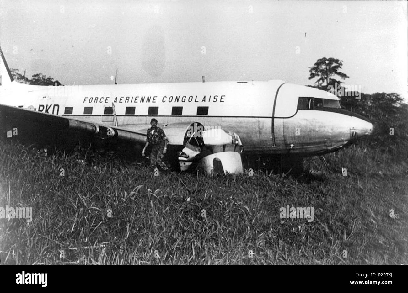 . Anglais : un Douglas DC-3 de la Force aérienne de la République démocratique du Congo s'est écrasé près de Watsa, 1967. 1967. Photographe inconnu 3 A-soldat-près-a-crashed - avion-en-Congo-391757384429 Banque D'Images