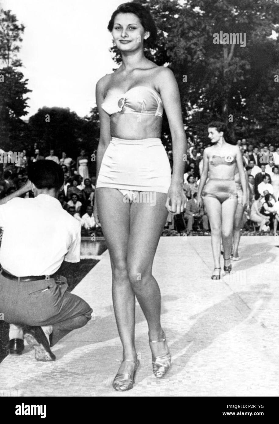 . L'Anglais : Sophia Loren, un jeune de 15 ans, à un concours de beauté à Naples, en Italie . 9 avril 2009, 11:25:26. Un jeune inconnu 3 Sophia Loren, 15 ans, à un concours de beauté à Naples, Italie Banque D'Images