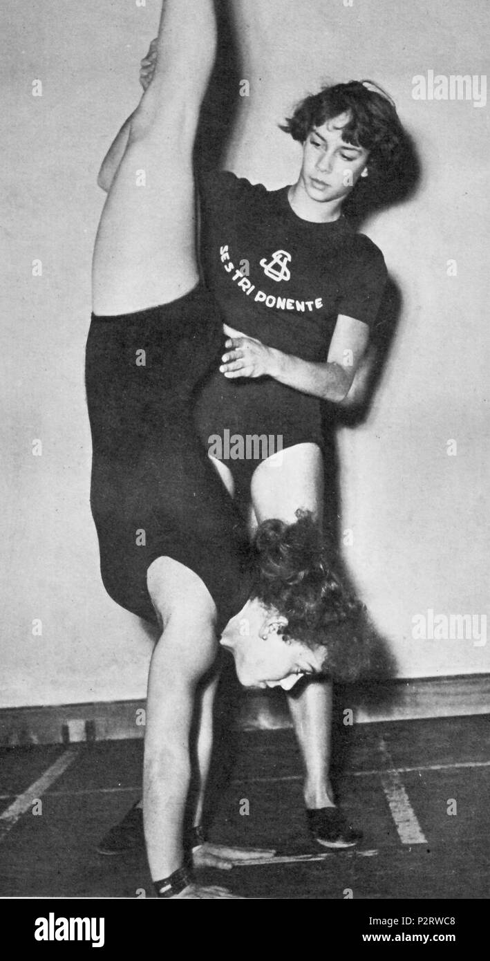 . Anno 1956 : le sorelle Luciana e Wilma Lagorara, campionesse di ginnastica artistica di fama nazionale . 1956. Inconnu 49 Luciana et Elena Lagorara 1956 Banque D'Images