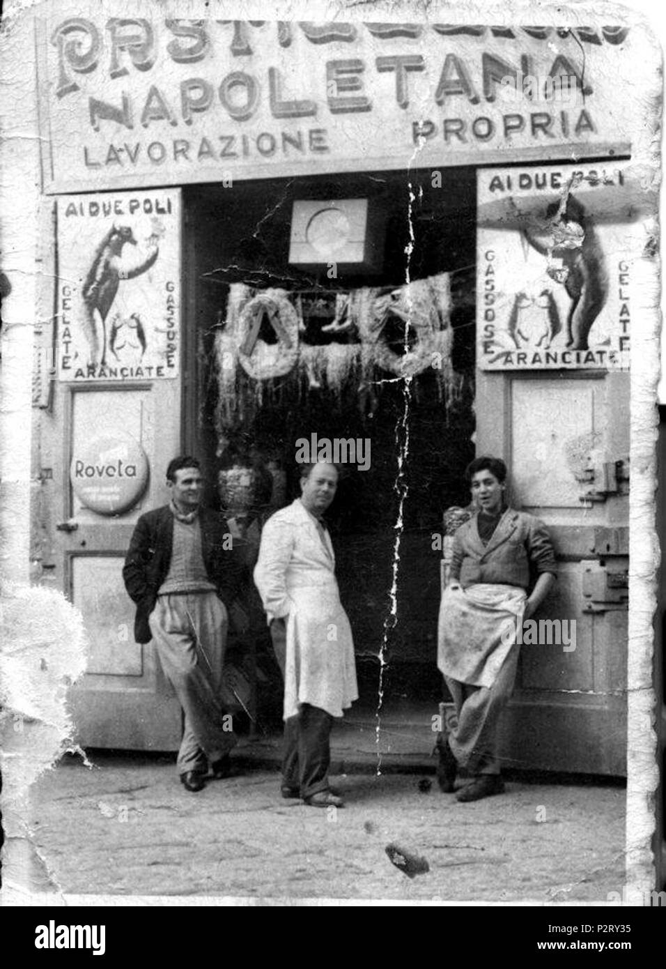 . Italiano : Bacoli, via Ercole - Pasticceria di proprietà della famiglia Lanzetti. Nella foto, al centro, il propriétaire Giuseppe Lanzetti, a destra Vincenzo De Giovanni. Autore sconosciuto. fin des années 40 - début des années 50. Inconnu 10 Bacoli, Pasticceria Lanzetti Banque D'Images