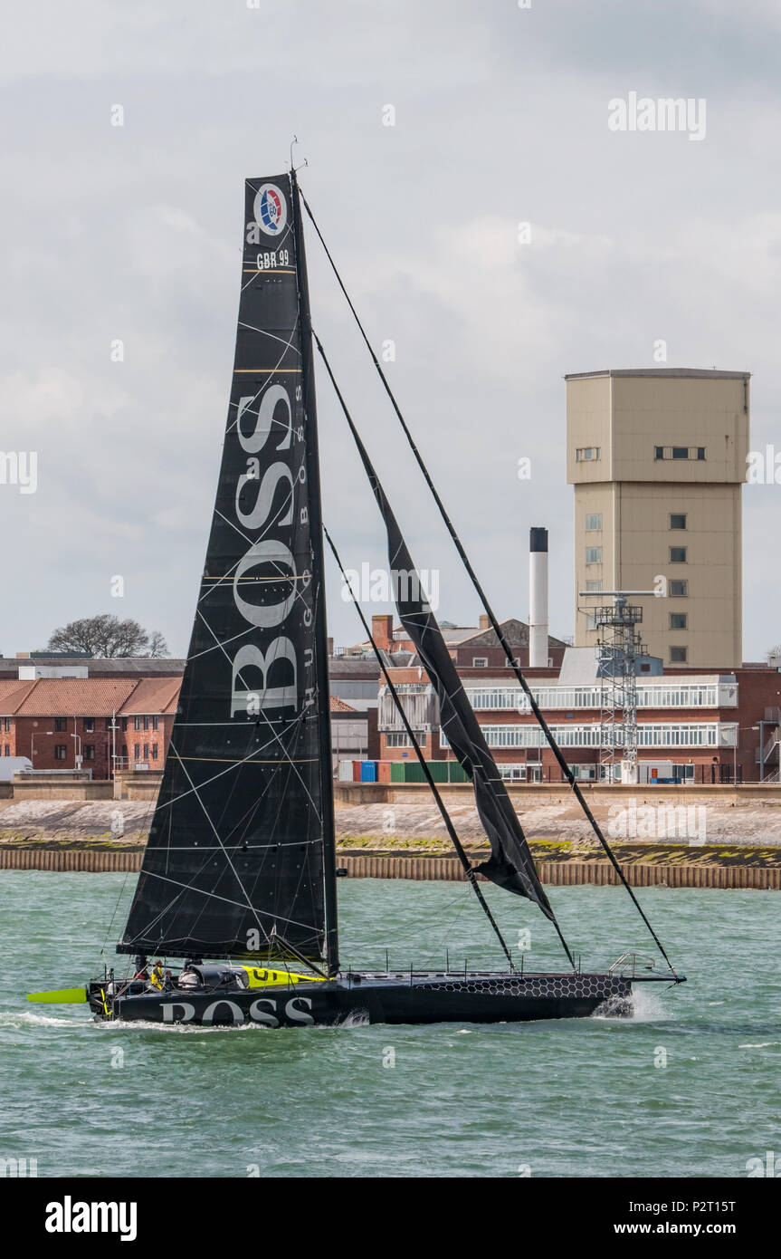 Le bateau de course Hugo Boss skippé par Alex Thomson s'approchant du port de Portsmouth, Royaume-Uni le 23 avril 2018. Banque D'Images