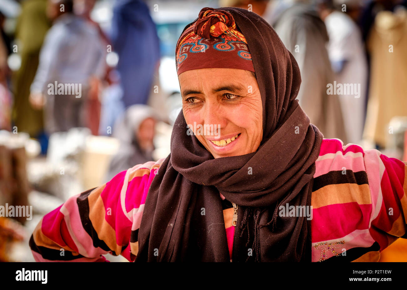 Une femme berbère au marché de tapis dans la région de Tazenakht, sud du Maroc, l'Afrique Banque D'Images