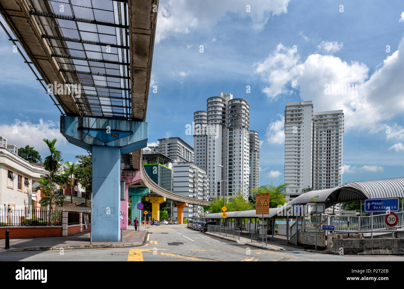 Un monorail la position dans le centre ville de Kuala Lumpur. Kuala Lumpur, Malaisie Banque D'Images