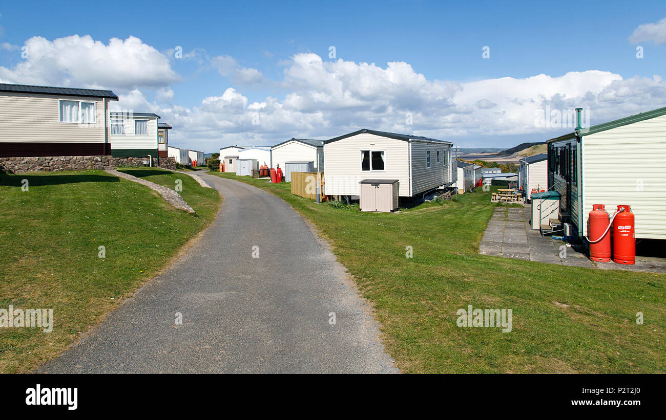 Llangennith, UK : Avril 04, 2017 : Ferme Broughton Caravan Park - Holiday home caravanes statiques dans un format panoramique avec un fond de ciel bleu. Banque D'Images