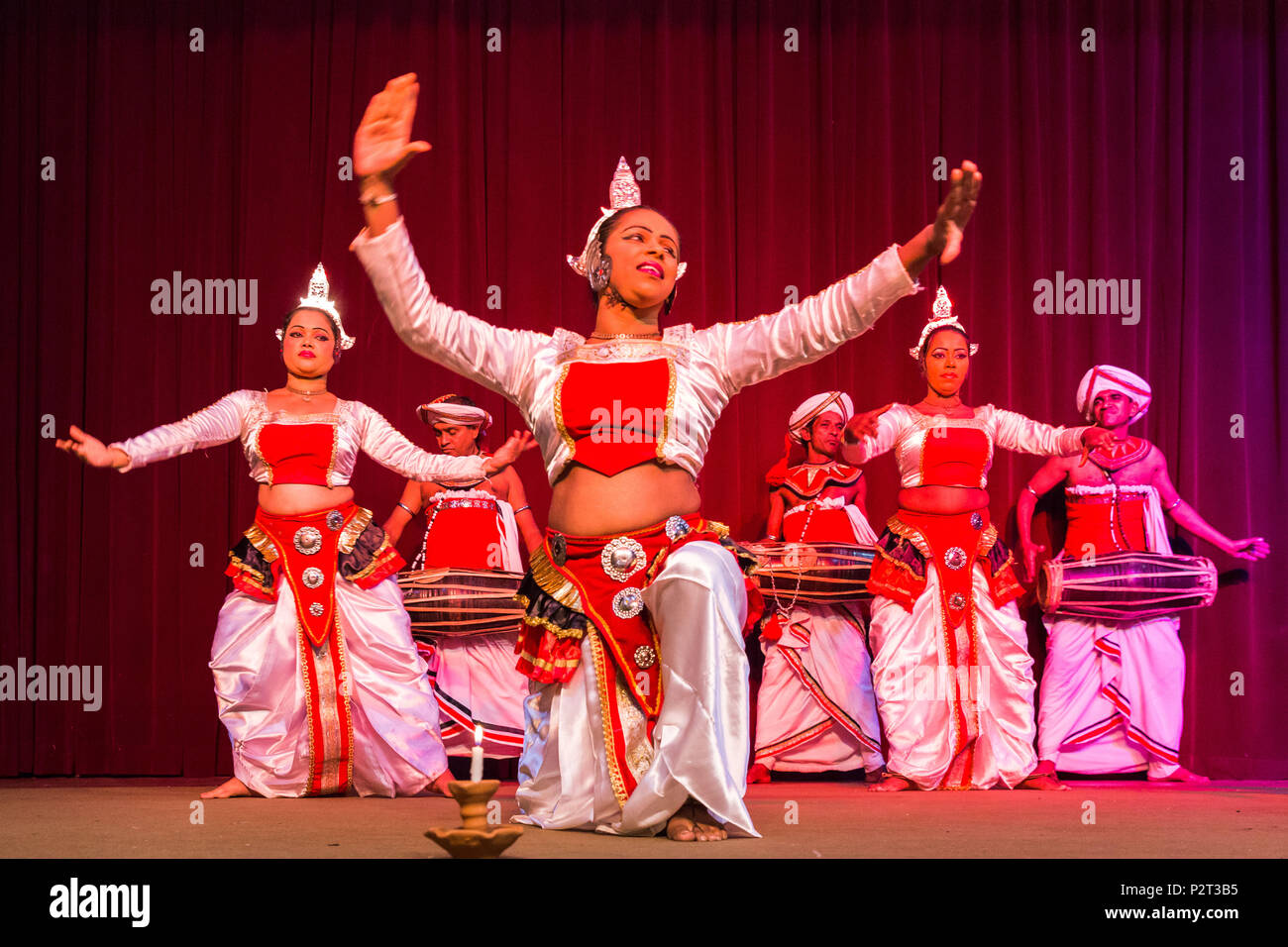 Mallawaarachchi, danse folklorique Kandyan. Kandy, Sri Lanka. Juillet 2017 Banque D'Images