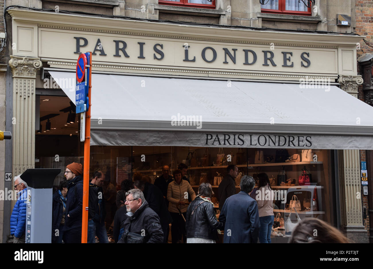 Bruges, Belgique - 28 Avril 2018 : Shoppers errer passé une succursale de Paris Londres cadeaux en Wollestraat Banque D'Images