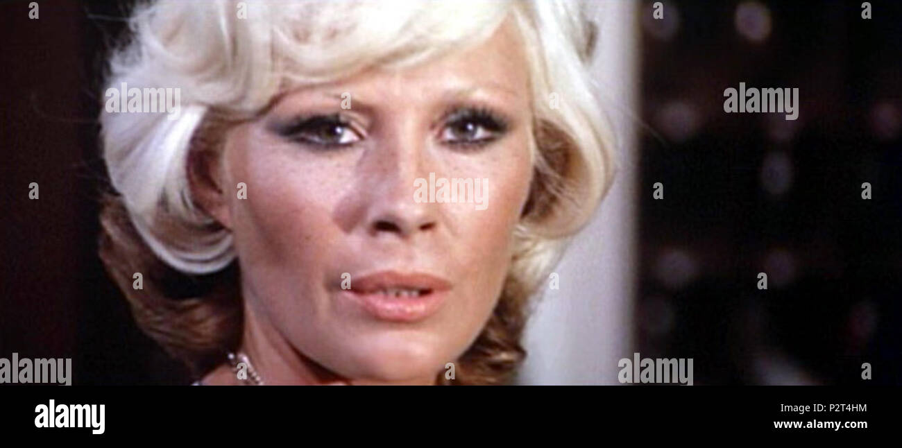 . Italiano : Capture d'écran del film Gatti rossi in un labirinto di vetro (1975) di Umberto Lenzi. 15 mai 2010. Palpitante 83 Profondo Silvia Solar - Gatti rossi in un labirinto di vetro Banque D'Images