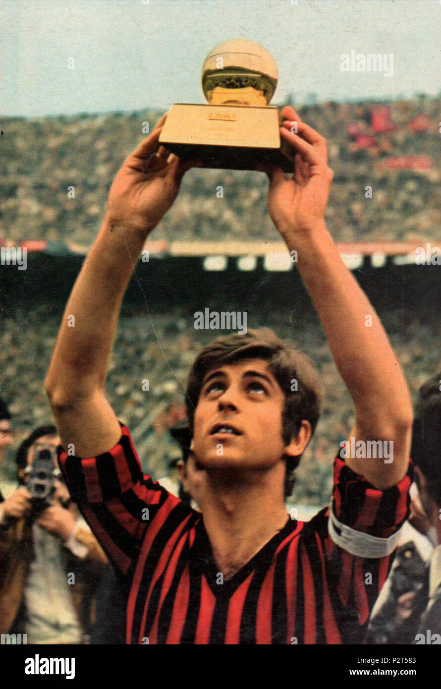 . Italiano : Milano, le stade San Siro, 19 aprile 1970. Gianni Rivera, Capitano del Milan, solleva il Pallone d'oro di France Football 1969 vinto nel quale miglior giocatore europeo ; fil fu il primo calciatore italiano un conte ricevere riconoscimento - escludendo l'italo-argentin Omar Sívori, insignito del premio nel 1961 grazie al suo status di oriundo. 19 avril 1970. Inconnu 56 Milan AC - Gianni Rivera - Ballon d'Or 1969 Banque D'Images