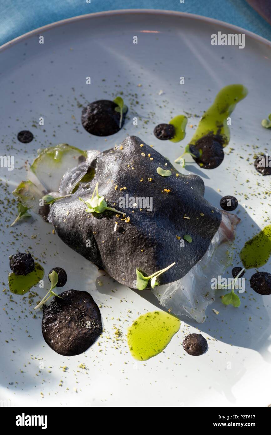 France, Bouches du Rhône, Marseille, la Corniche, Peron restaurant, Ravioles de Langoustines coloré avec l'encre de seiche, lard de Colonnata, mousse de champignons noirs, pesto de roquette Banque D'Images