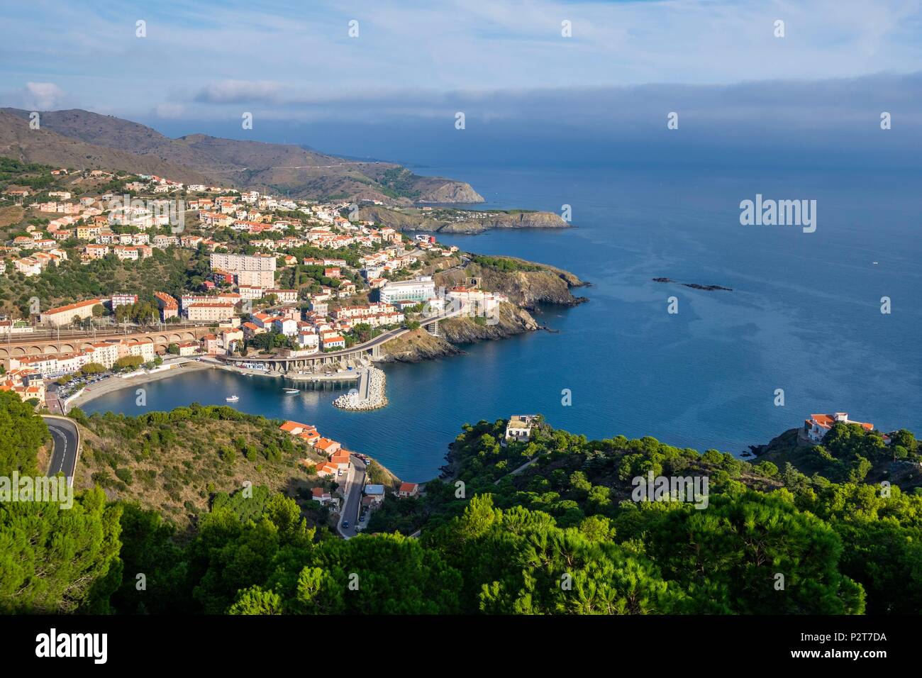 France, Pyrénées Orientales, Côte Vermeille, randonnées de Cerbère à Llanca en Espagne sur la côte, le port de Cerbère au pied du massif des Albères Banque D'Images