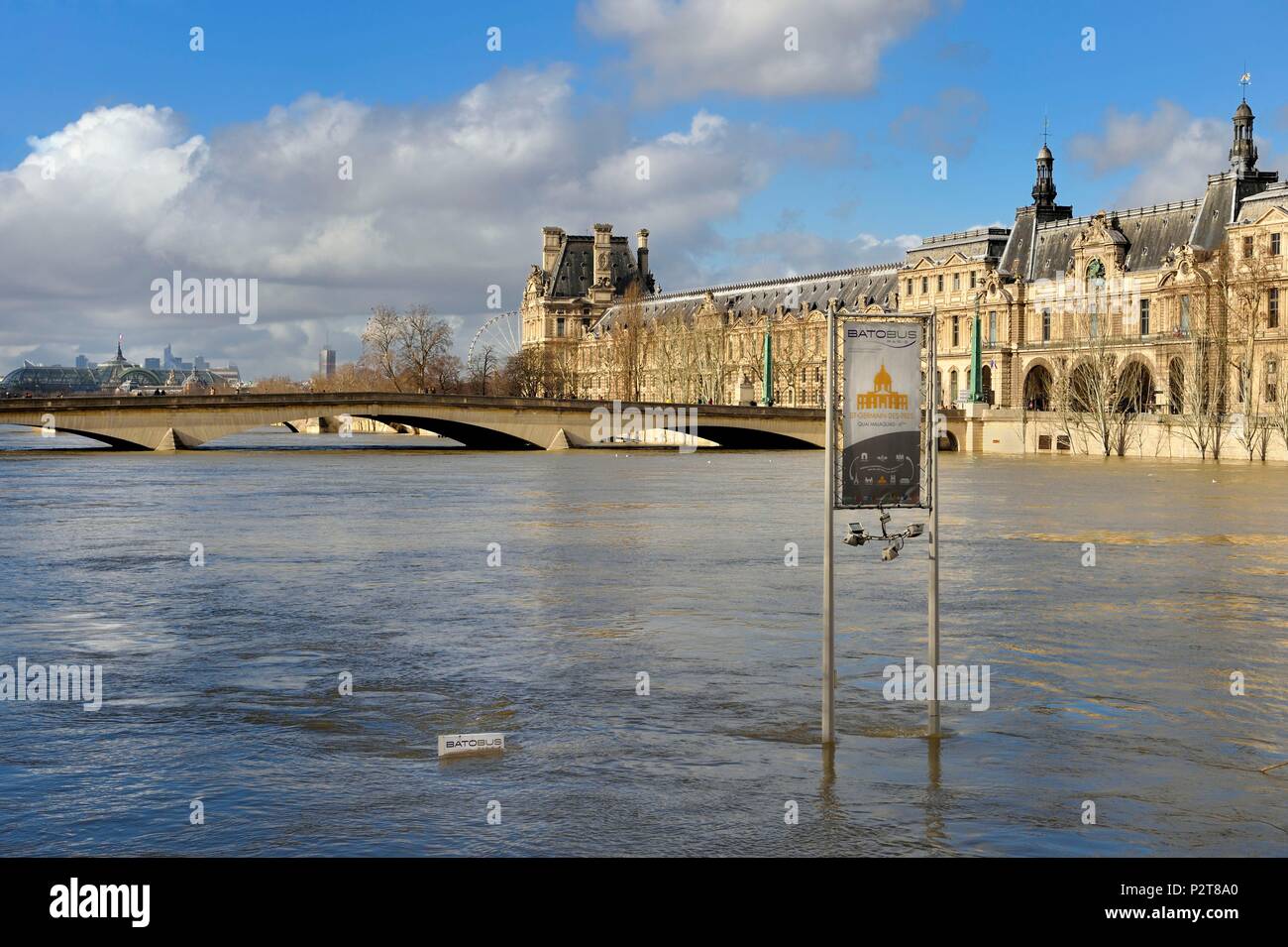 France, Paris, région classée au Patrimoine Mondial de l'UNESCO, l'inondation de la Seine de janvier 2018, le Batobus arrêt au quai Malaquais, dans l'arrière-plan le pont du Carrousel et le Louvre Banque D'Images