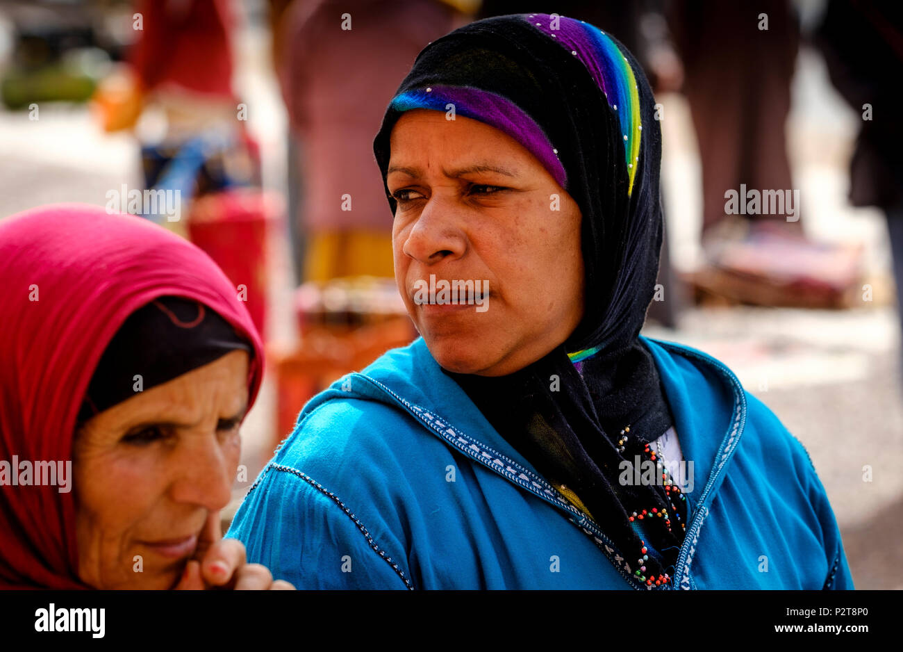 Une femme berbère au marché de tapis dans la région de Tazenakht, sud du Maroc, l'Afrique Banque D'Images