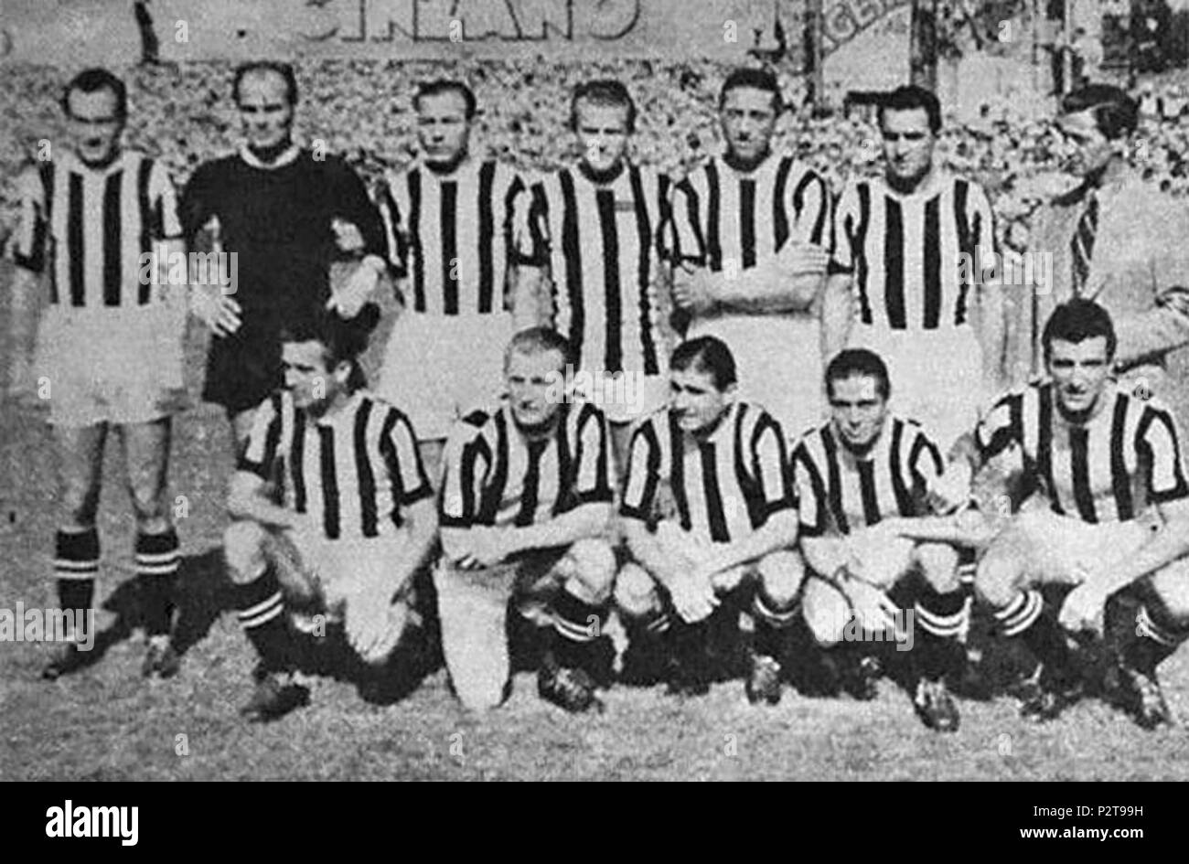 . Italiano : Genova, stadio Luigi Ferraris, 28 settembre 1947. La formazione della Juventus scesa à campo nella vittoriosa trasferta contro il Genoa (3-2) valevole per la 3ª giornata del Campionato Italiano di Serie A 1947-1948. Da sinistra, en moto : F. Cergoli, F. Cavalli, J. G., Arpáš Boniperti, P. Rava (capitano), C. Sentimenti (III), R. Cesarini (allenatore) ; accosciati : F. Grosso, M. Kincses, T., A. Depetrini Caprili, C. Parola. 28 septembre 1947. Inconnu 45 Juventus Football Club 1947-1948 Banque D'Images