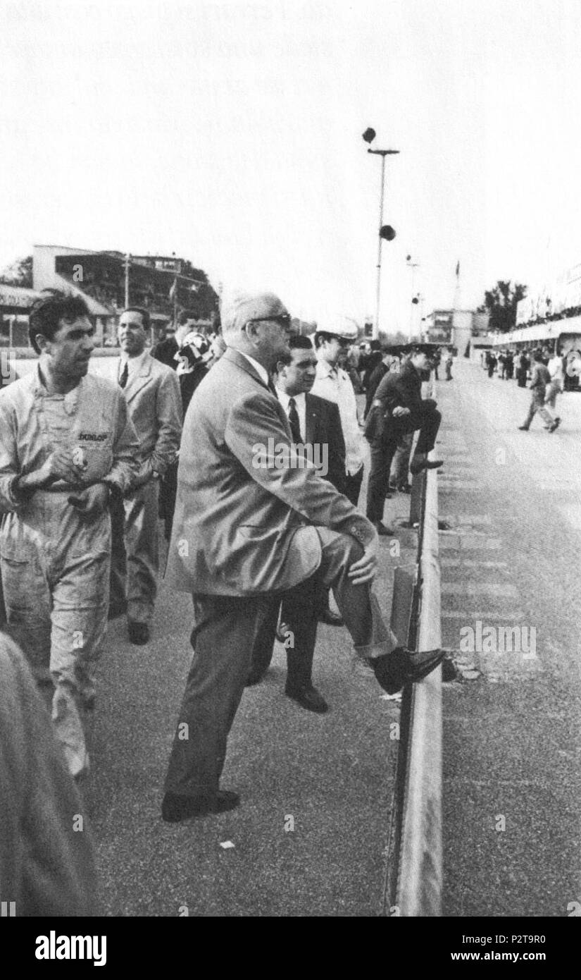 . Italiano : Autodromo Nazionale Monza, 1966. Enzo Ferrari, fondatore della Scuderia Ferrari, rivolge gli occhi verso la pit lane del circuito. vers 1966. Reg Lancaster 25 Enzo Ferrari - Monza, 1966 Banque D'Images