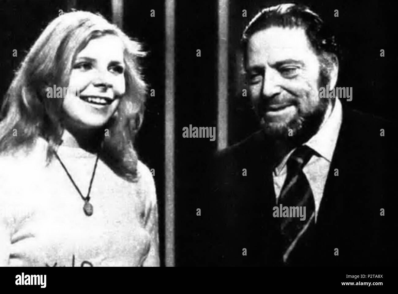 . Acteurs italiens Pamela Villoresi et Raf Vallone invités de l'émission télévisée L'ospite delle due, Rome, 1975 . 1975. Inconnu 68 Pamela Villoresi et Raf Vallone 1975 Banque D'Images