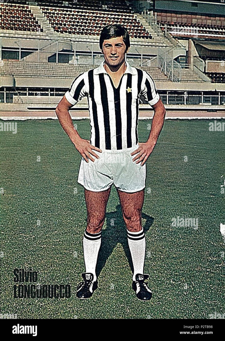 . Italiano : Il calciatore italiano Silvio Longobucco alla Juventus all'inizio della stagione 1971-72, en posa all'interno dello Stadio Comunale di Torino. vers 1971. Inconnu 83 Silvio Longobucco - Juventus FC (circa 1971) Banque D'Images