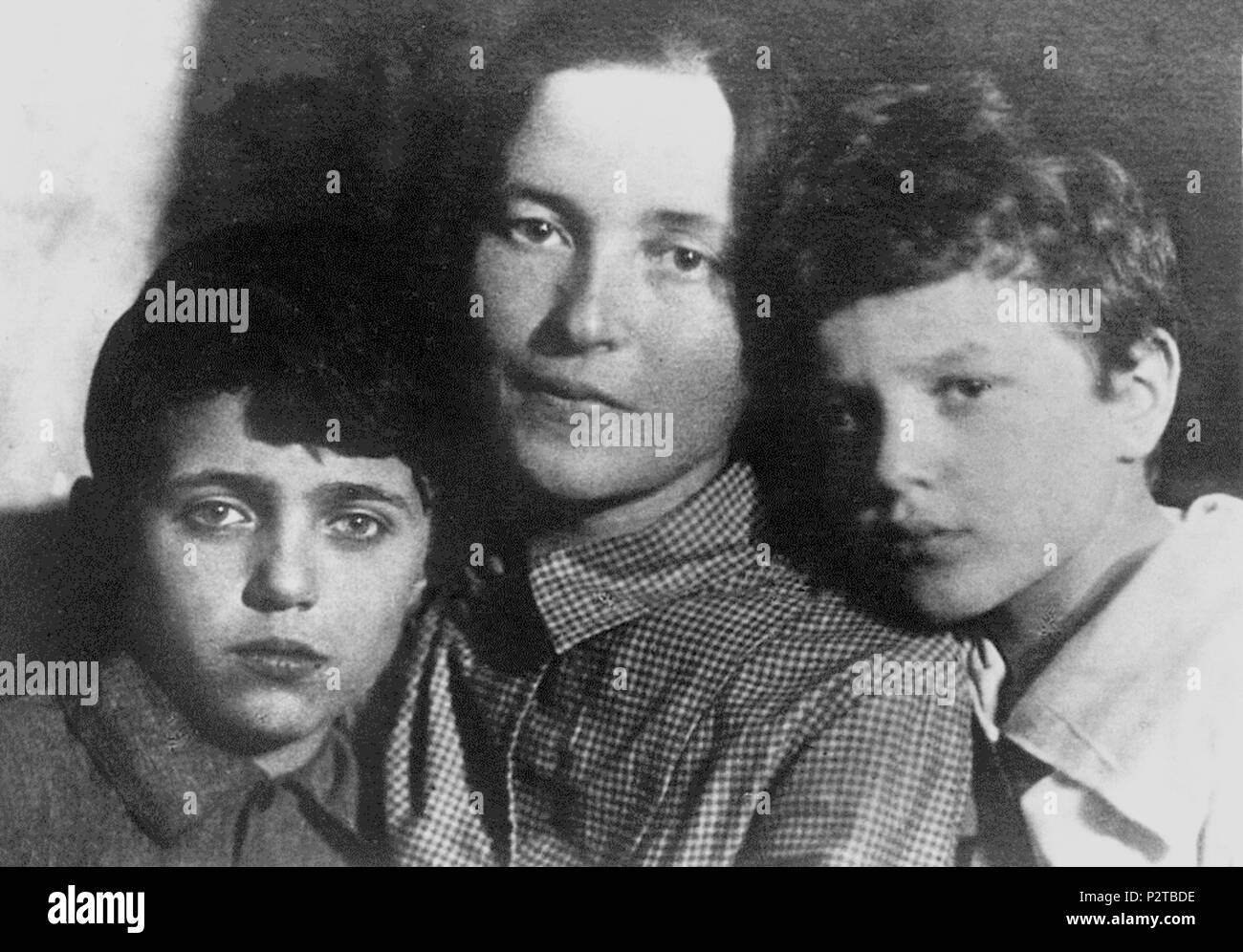 . Julia Schucht (épouse d'Antonio Gramsci) avec fils Delio (né en 1924) et Julien (né en 1926) . Années 1930. Inconnu 44 Julia Schucht avec fils 1930 Banque D'Images