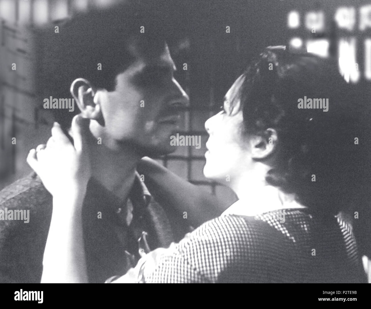 . Italiano : Gabriele Ferzetti e Myriam Bru nell'episodio "montrer les dieci minuti' del film "Cento anni d'amore" (De Felice, 1954) . 15 novembre 2014. Inconnu 17 Centoanni ferzetti +bru Banque D'Images