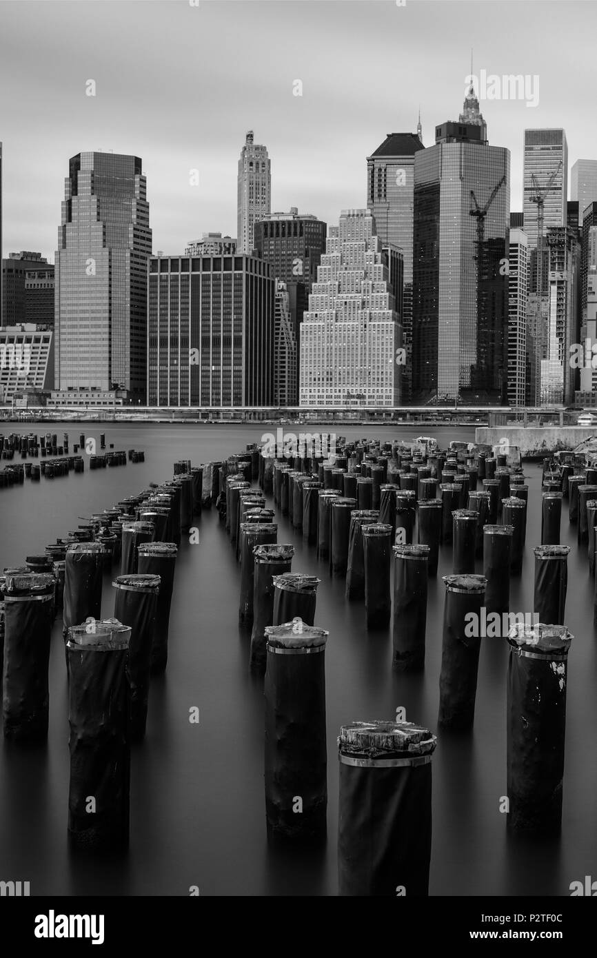 USA, American, New York, Manhattan, vue vers le centre-ville avec pont de Brooklyn Park Banque D'Images