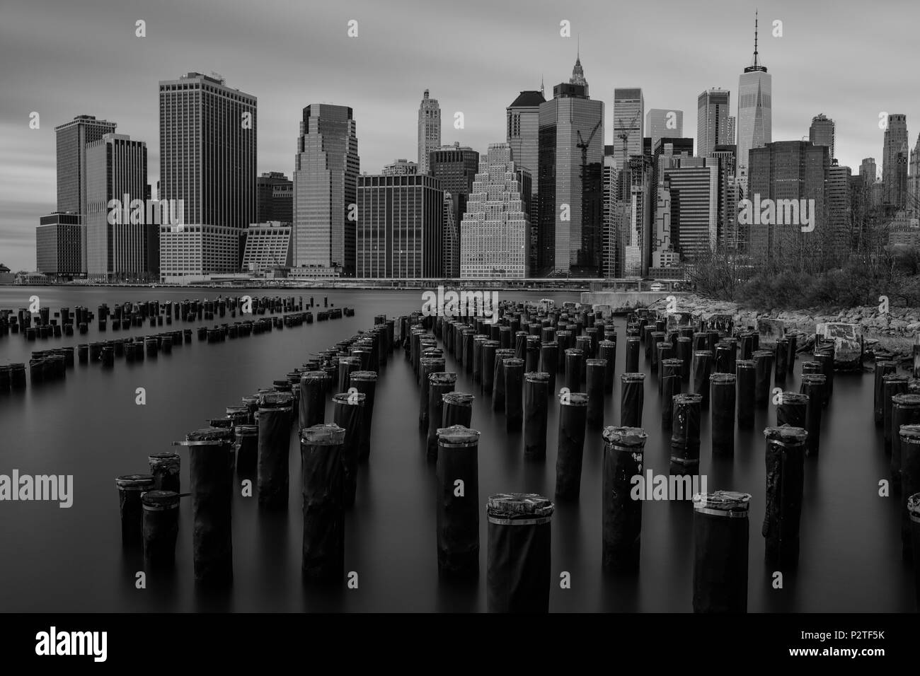 USA, American, New York, Manhattan, vue vers le centre-ville avec pont de Brooklyn Park Banque D'Images