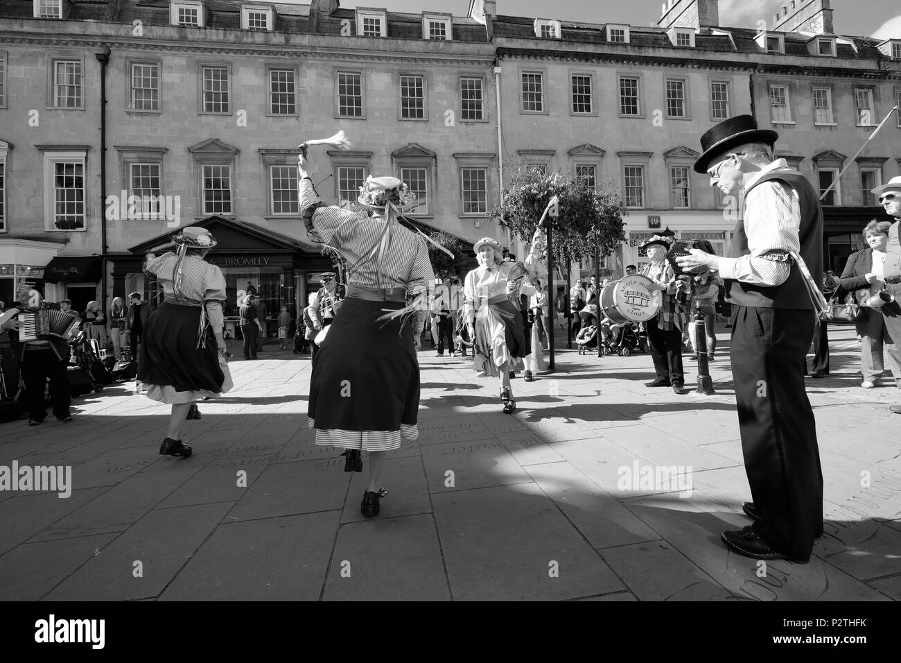 Morris Dancers performing en ville de Bath Spa Banque D'Images