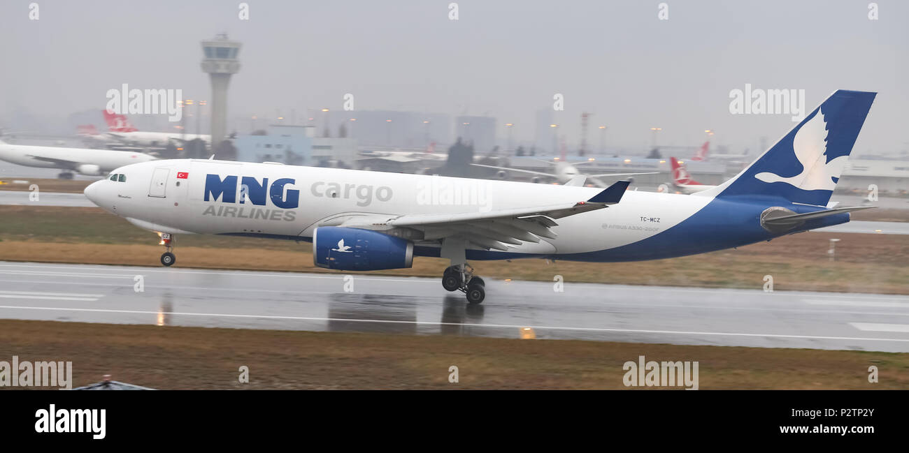 ISTANBUL, TURQUIE - Mars 04, 2018 : MNG Airlines Airbus A330-243F (CN 1332) l'atterrissage à l'aéroport Ataturk d'Istanbul. MNG Airlines a 8 taille de la flotte et 13 d Banque D'Images