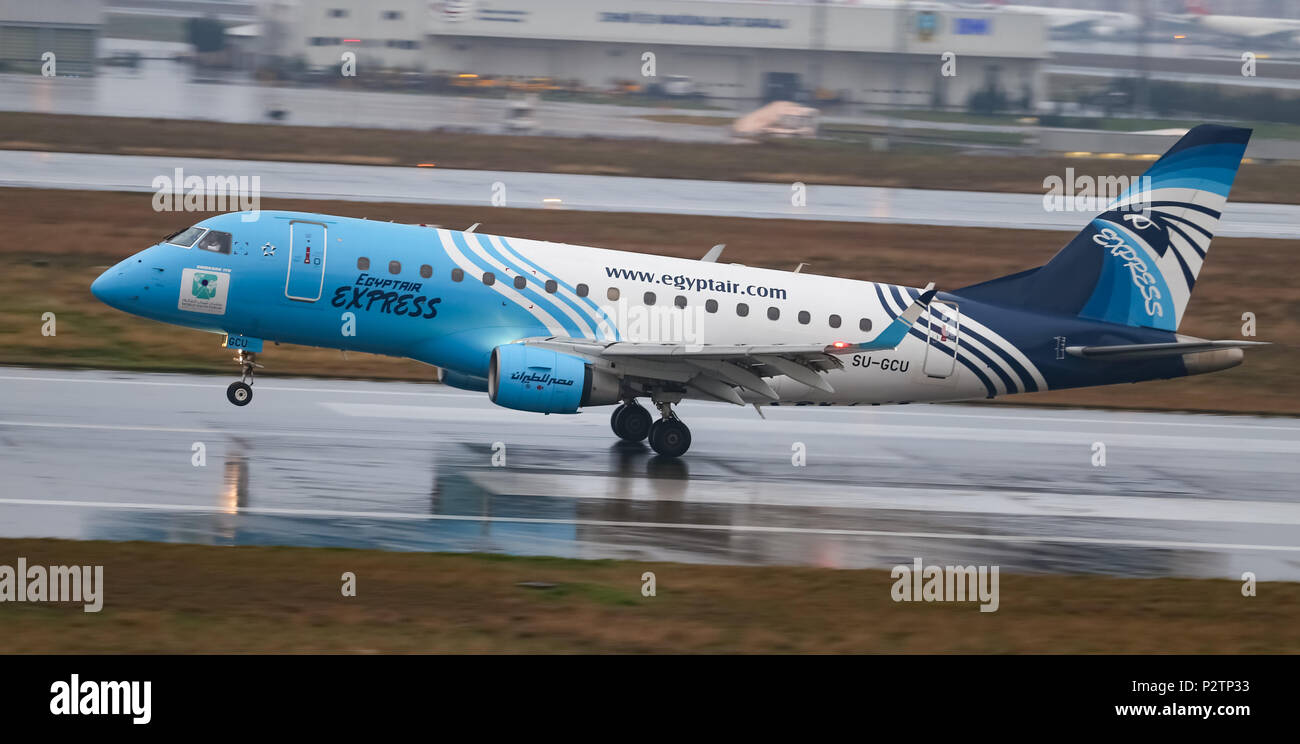 ISTANBUL, TURQUIE - Mars 04, 2018 : EgyptAir Express Embraer 170LR (CN 169) l'atterrissage à l'aéroport Ataturk d'Istanbul. EgyptAir Express a 12 la taille de la flotte et Banque D'Images