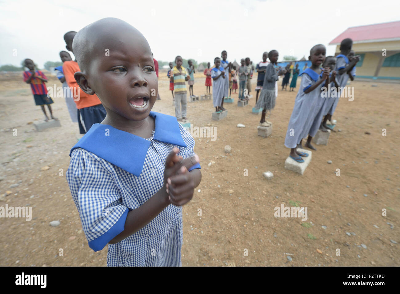 Cinq ans Saloma Nyandeng Duot entraîne ses camarades dans le chant le 13 avril 2017, à un centre de la petite enfance en Panyagor, au Soudan du Sud Banque D'Images